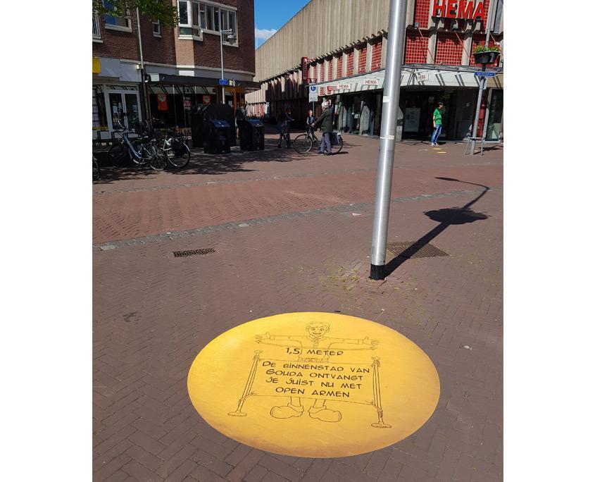 studio-sabine-cartoon-gouda-1,5-meter-afstand-stad-sticker-foto-1