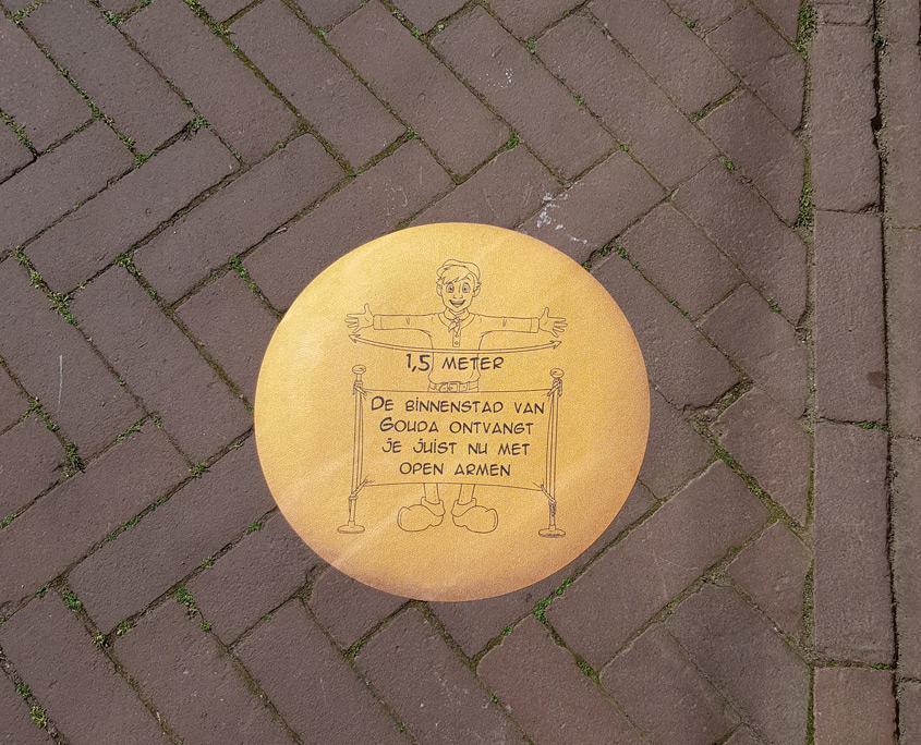 studio-sabine-cartoon-gouda-1,5-meter-afstand-stad-sticker-foto-2